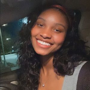 Meet your Posher, Kayla